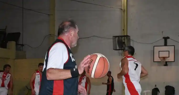 Mitre sumó la cuarta victoria en +45