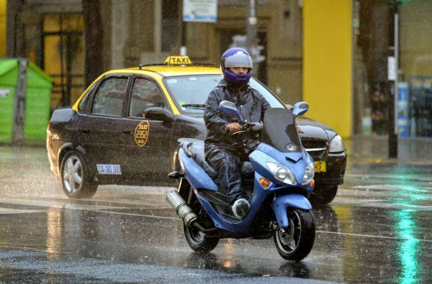 Viernes de lluvia y truenos: sigue vigente el alerta naranja por fuertes tormentas en Rosario