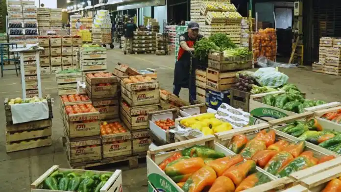 Los precios de los alimentos se dispararon 1,8% en una semana por la suba del “blue”