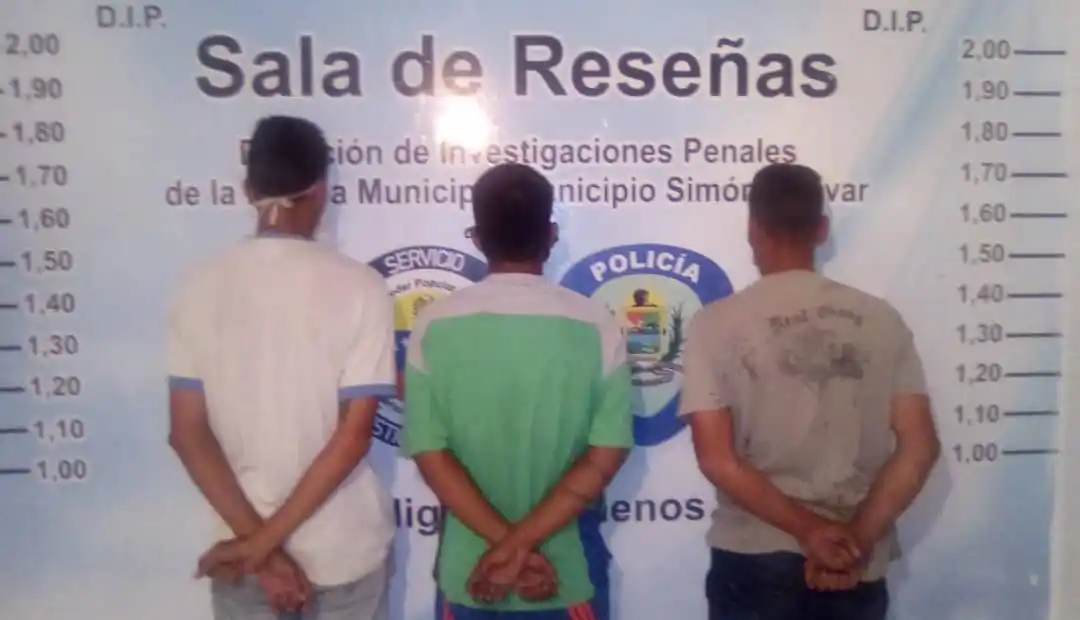 Detenidos tres sujetos por vender puestos en colas de las estaciones de servicio de Barcelona