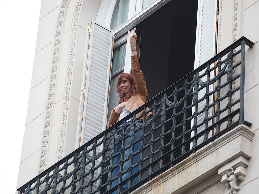 A 100 días de su arresto domiciliario, Cristina Kirchner saludó desde el balcón a una multitud movilizada