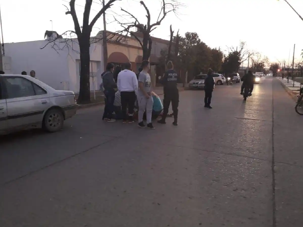 Un auto embistió a una niña en barrio Parque