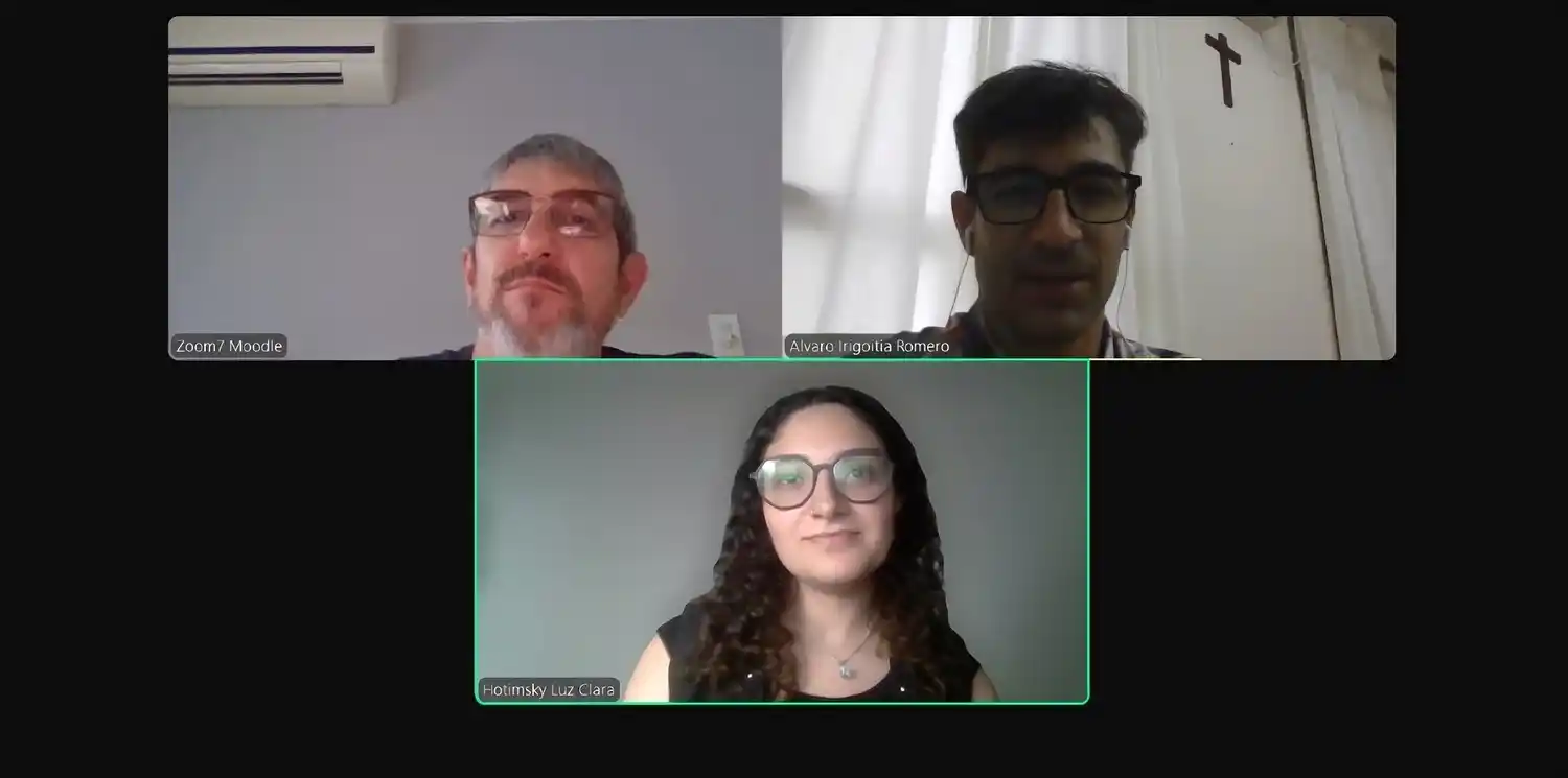 Luz Hotimsky durante la defensa de su trabajo final de carrera. Foto: Gentileza