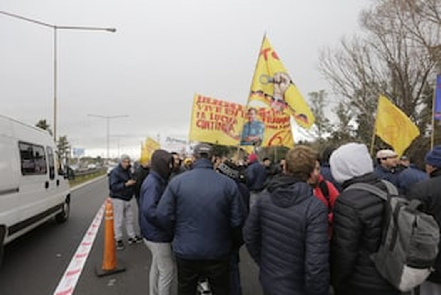 En la previa del paro de colectivos de este martes, choferes protestan en Panamericana y en Acceso Oeste