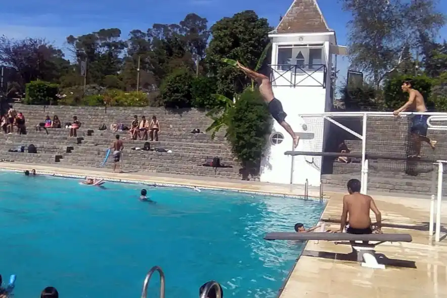 Disfrute. De los chicos y chicas en la pileta delvallense