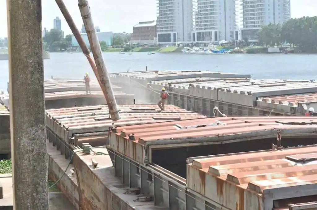 Embarcan trigo desde el puerto de la ciudad de Santa Fe