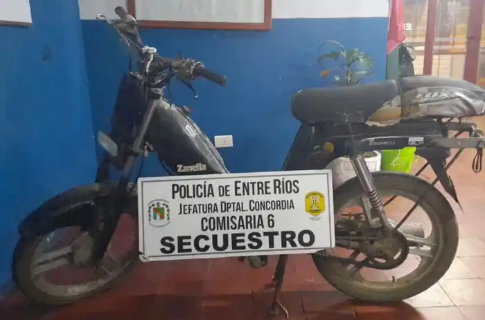 Arrestado cuando se movilizaba en una moto robada
