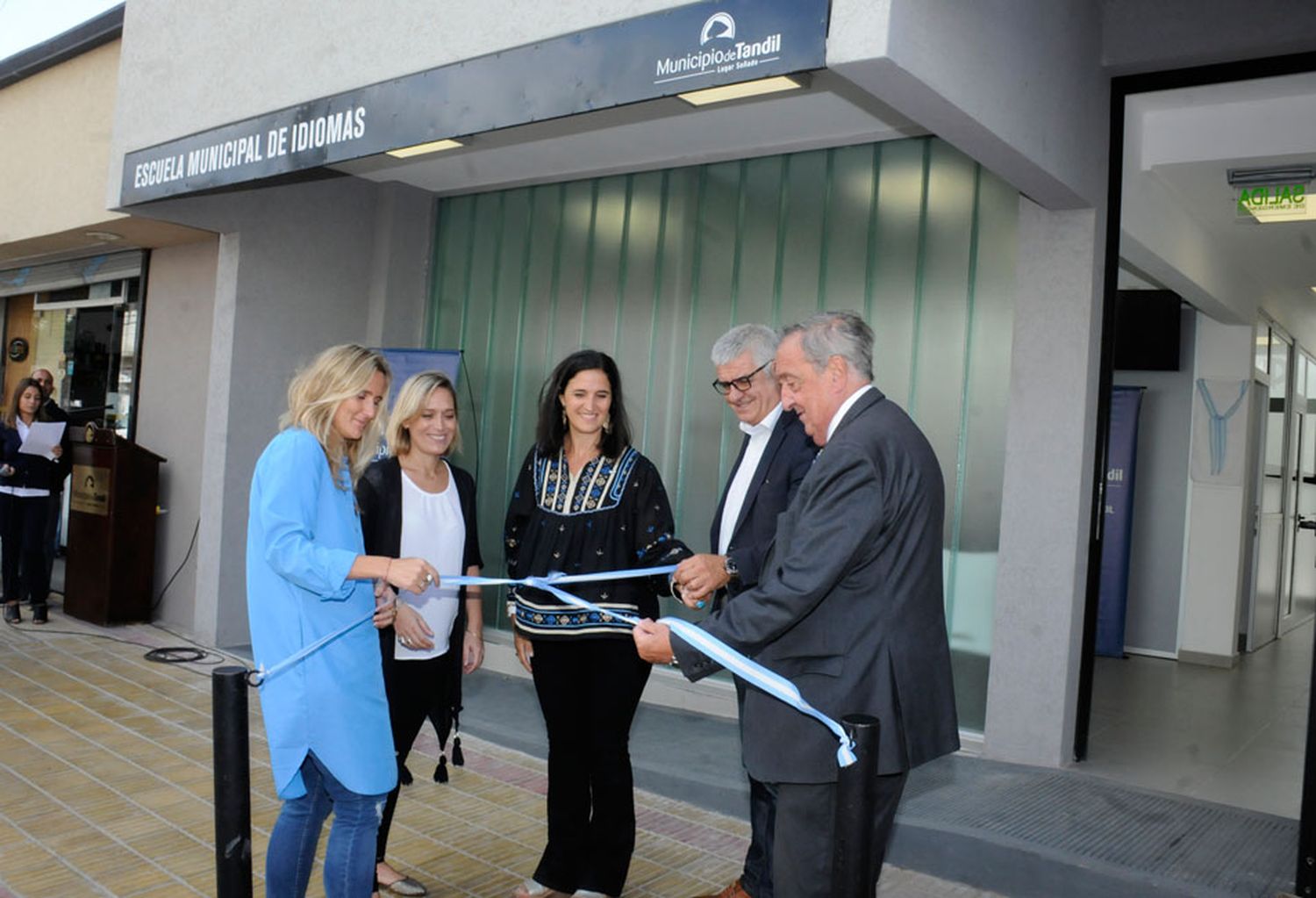 En la inauguración del nuevo edificio de la Escuela de Idiomas destacaron su importante rol cultural