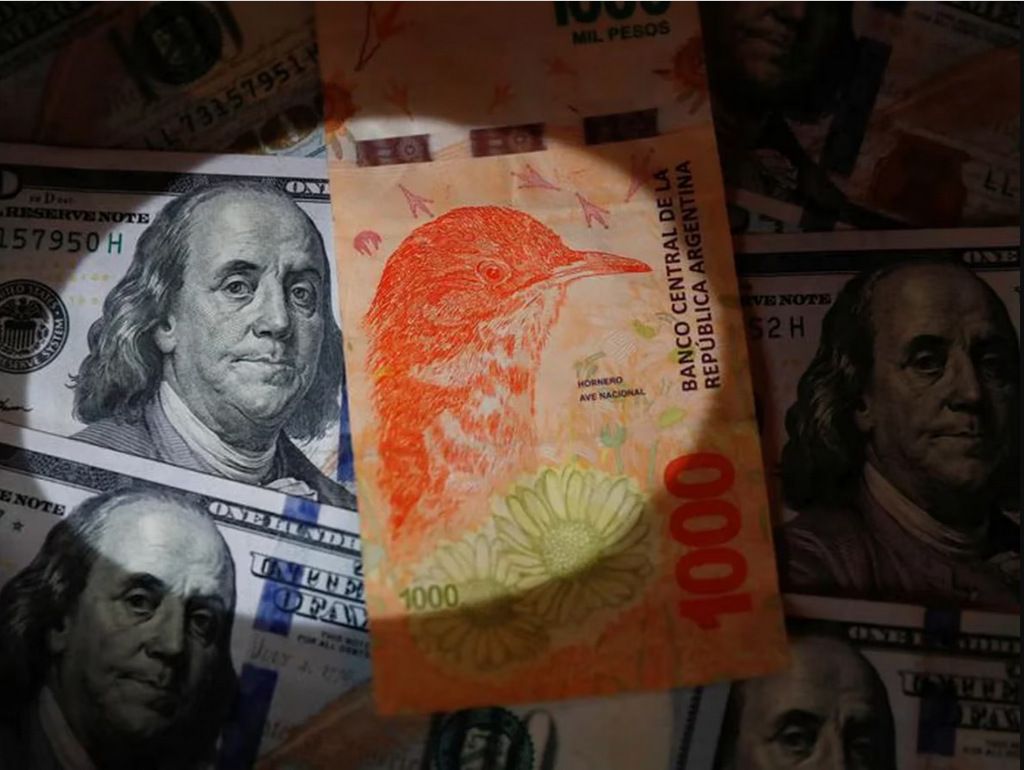 Cada vez más personas venden dólares para llegar a fin de mes
