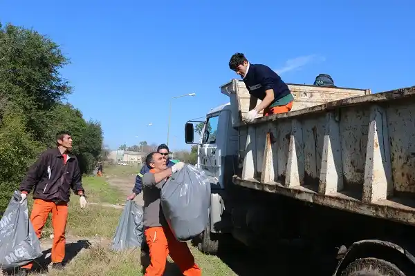 Municipales cargaron medio camión con basura en el acceso norte