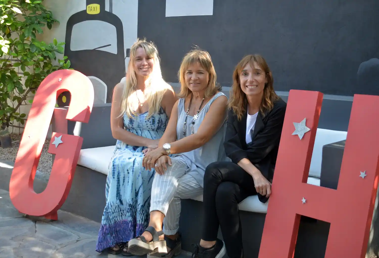 La directora Claudia Weimann, la fundadora Dolores Martínez y la secretaria Natalia Treviño