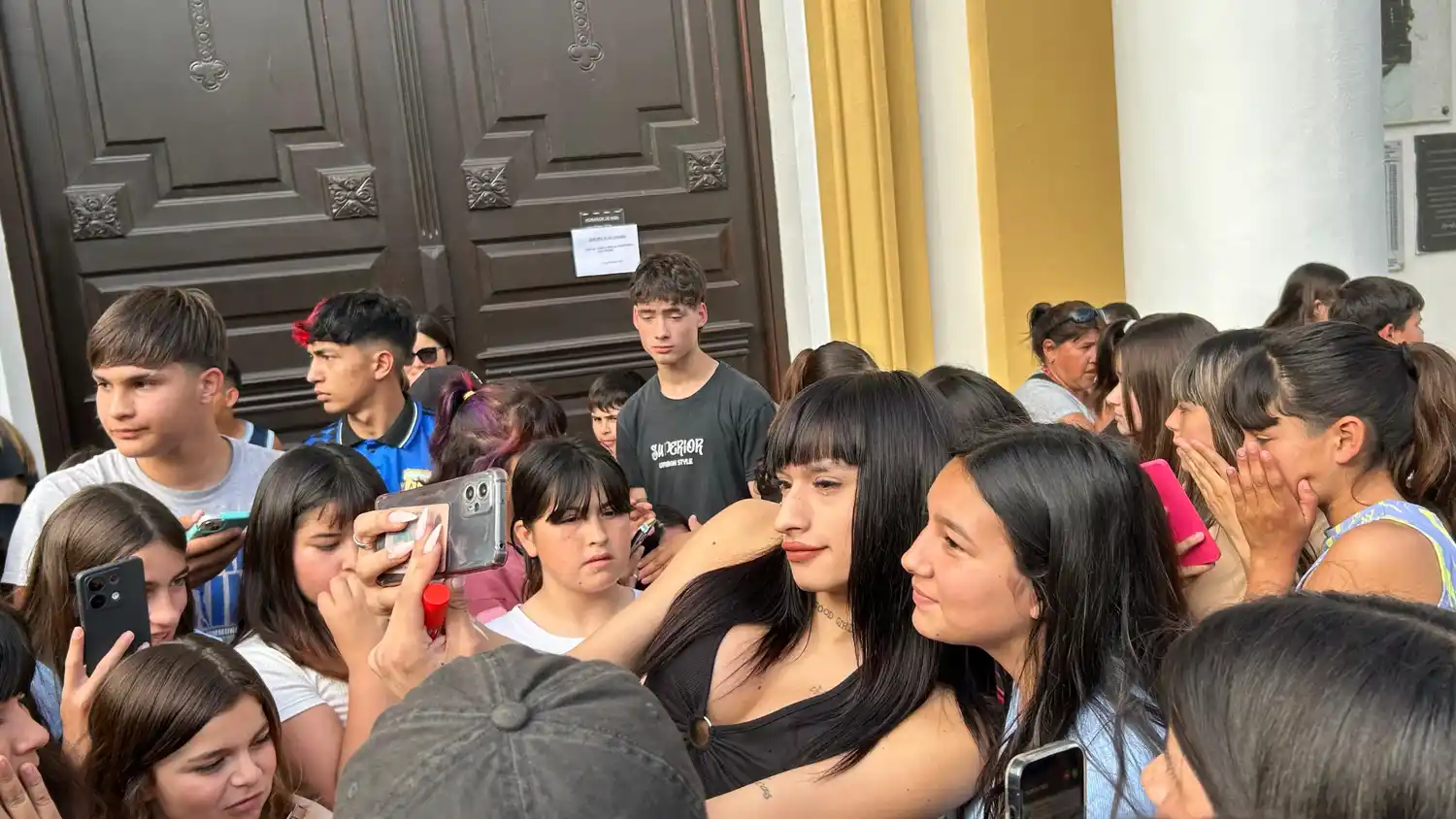 tiktoker influencer en plaza constitución sofía agustina 2