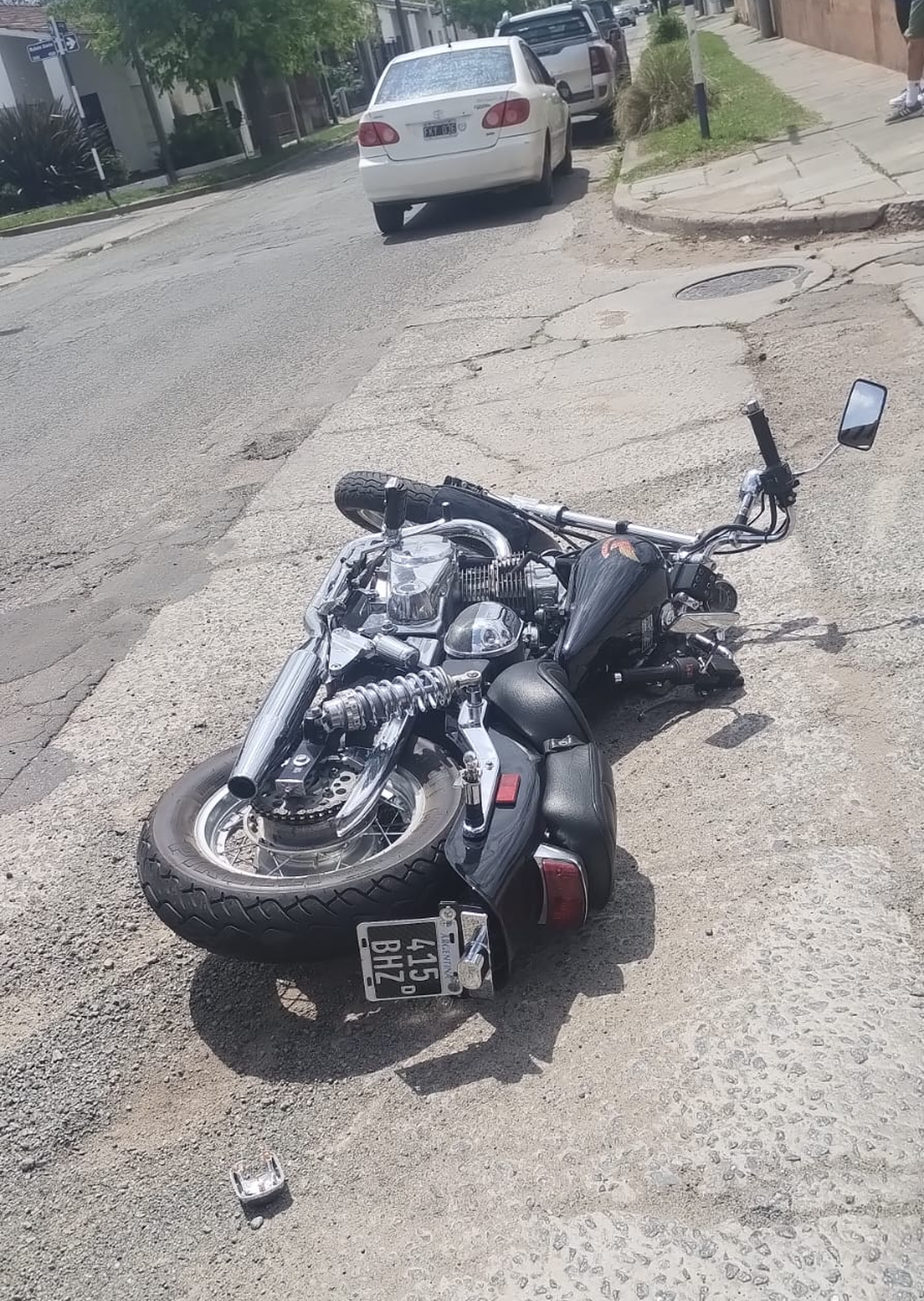 La moto conducida por Orsi (51), quien debió ser asistido por el SAME.