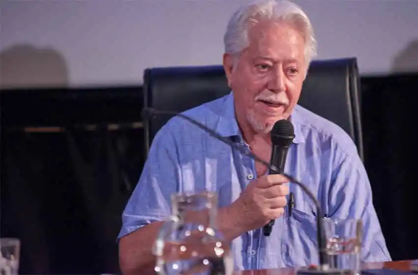 Por decreto, Alberto Fernández despidió a Luis Puenzo del INCAA tras los incidentes durante un reclamo