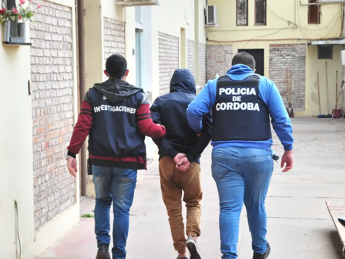 Buscan a cuatro delincuentes prófugos que robaron un depósito de barrio Jardín