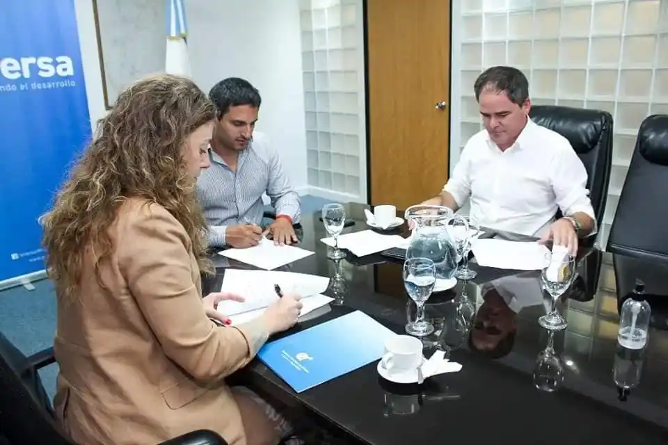 Firmaron un convenio para ampliar el tendido eléctrico en el Área Industrial