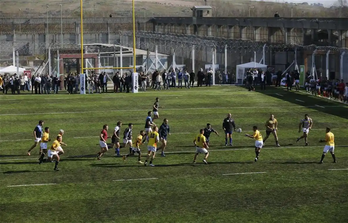Una cancha de rugby de césped sintético en un penal de máxima seguridad