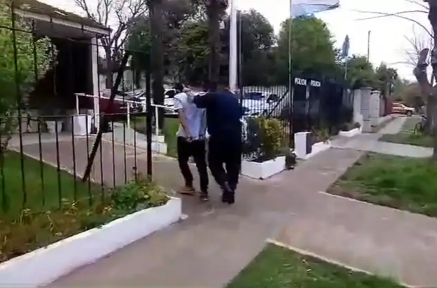 Ingresó a una vivienda y sustrajo objetos de un vehículo estacionado