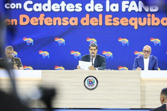 Maduro acusa a ExxonMóbil de pagarle a políticos venezolanos para SABOTEAR el referéndum