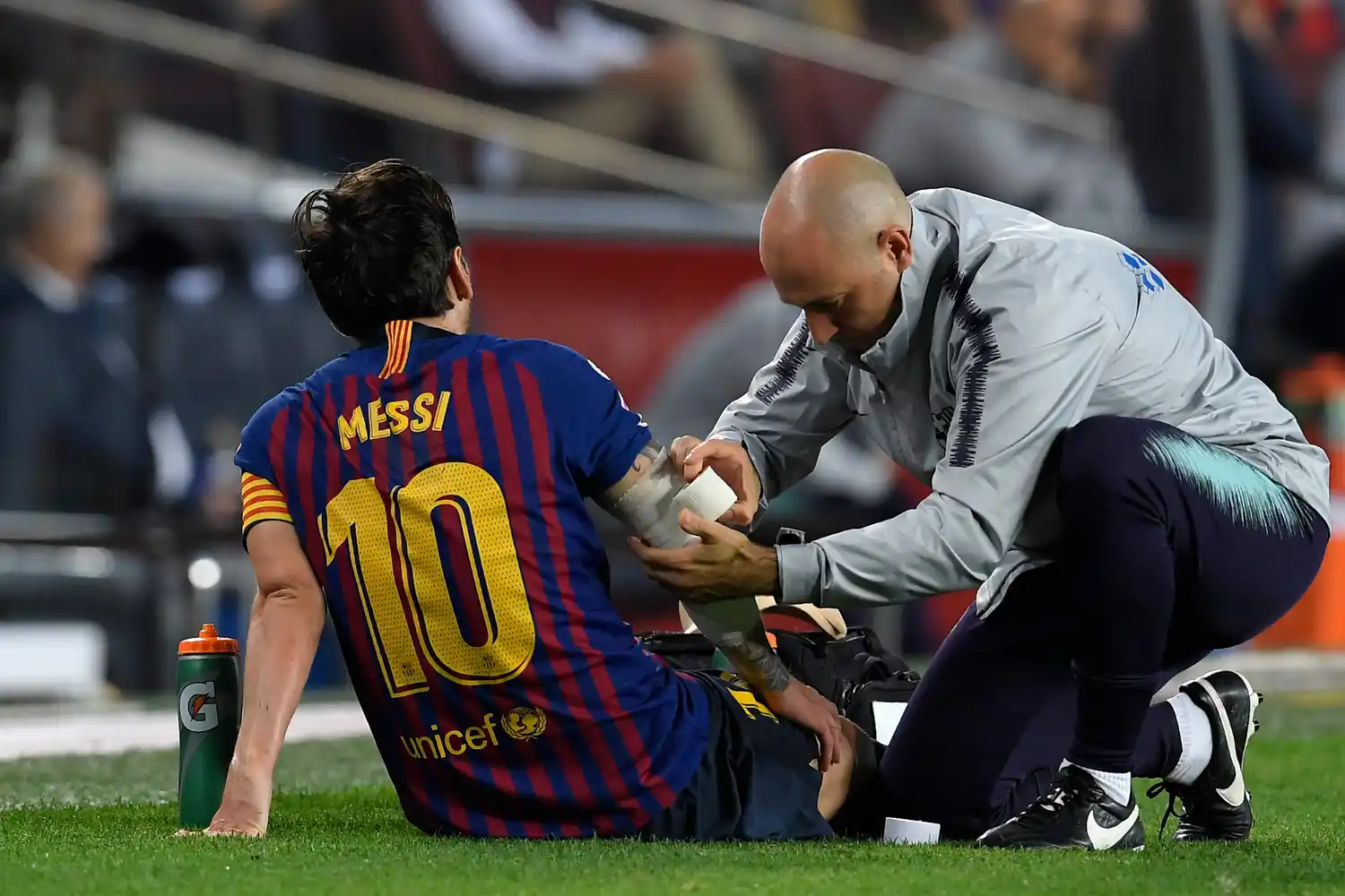 Messi hizo un gol y luego  sufrió una fractura en el brazo 