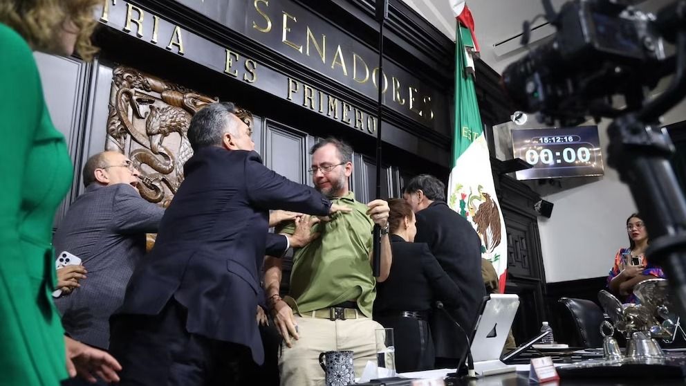 Crisis en el Senado de México: la sesión terminó a los empujones