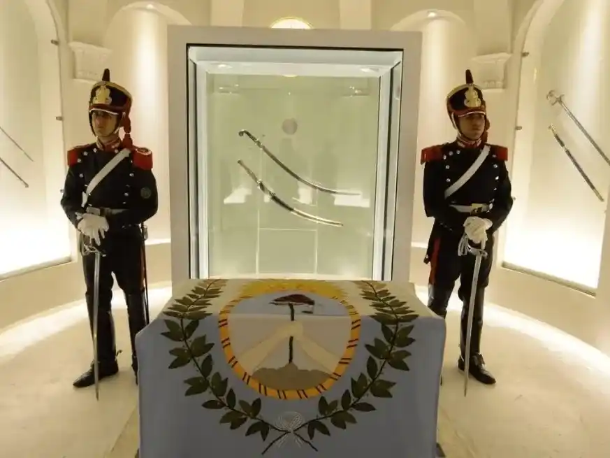Imagen del sable de José de San Martín en el Museo Histórico Nacional, custodiado por dos granaderos.