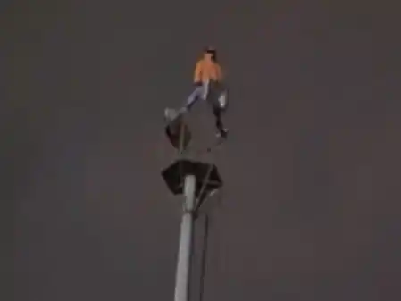 El joven fue rescatado por personal de Bomberos.