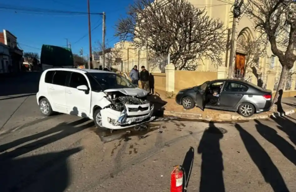 Un automóvil terminó sobre la vereda de una escuela