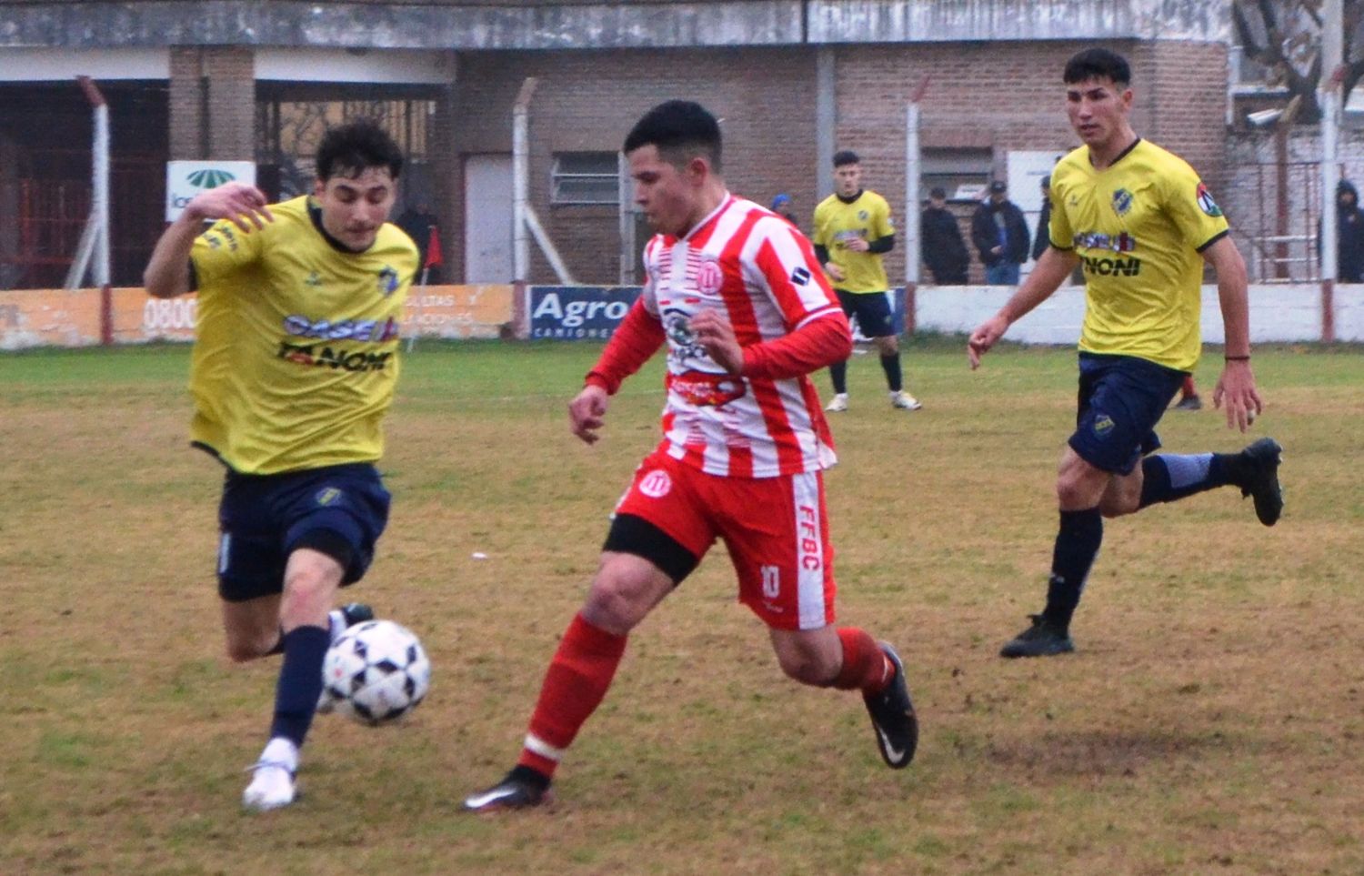 Bombal eliminó a Firmat FBC y ahora va por Independiente de Bigand.