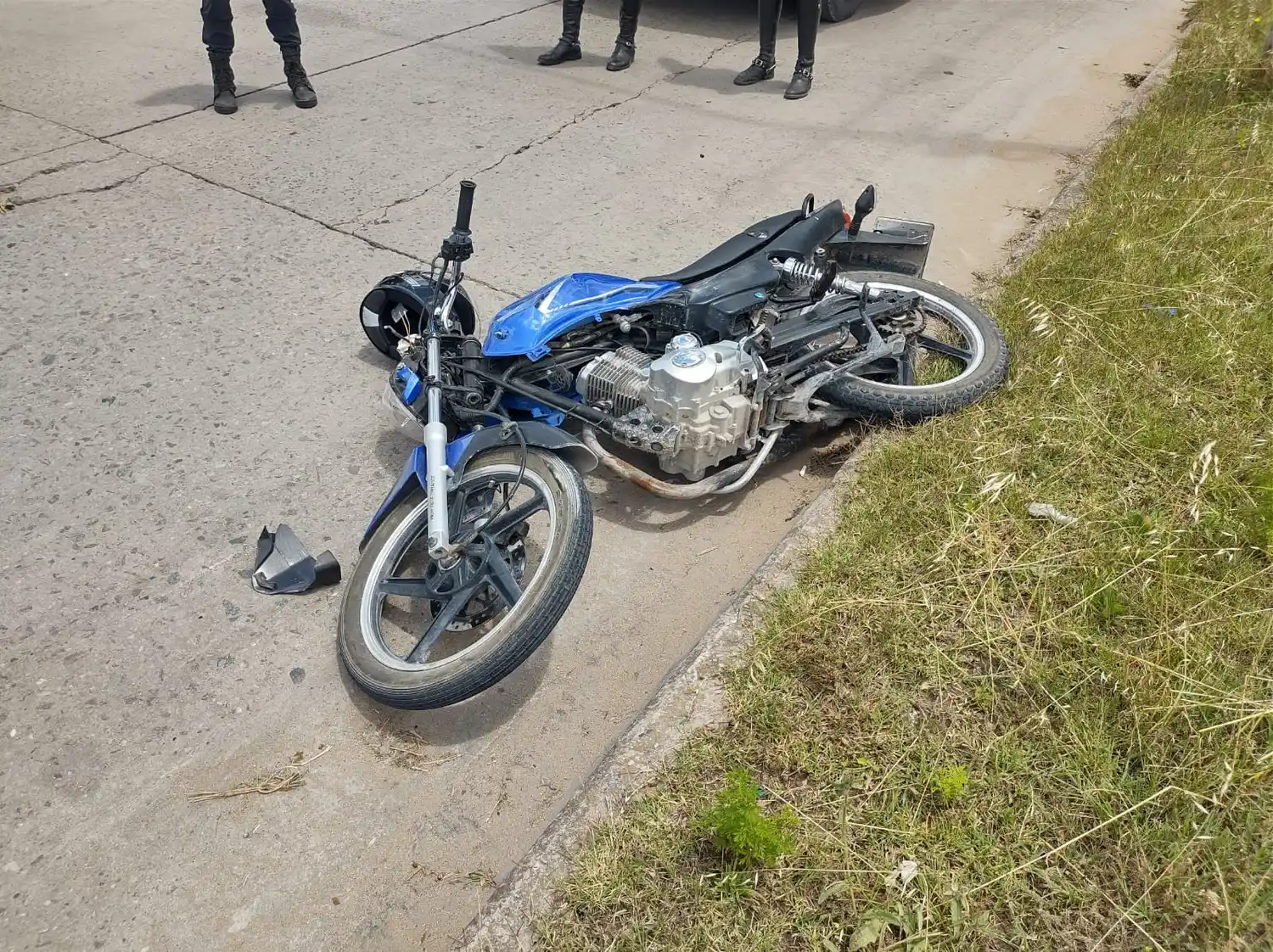 Una motociclista fue hospitalizada tras chocar contra una camioneta en Caseros y Rodríguez Peña