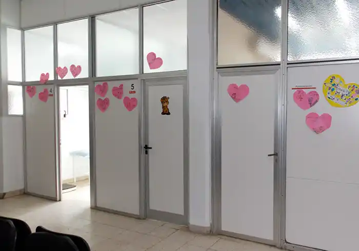 Médicos atendieron urgencias en consultorios y evaluarán en la semana cómo sigue la protesta