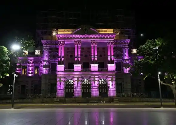La Casa de Gobierno provincial se iluminó de rosa por el Mes de Lucha Contra el Cáncer de Mama