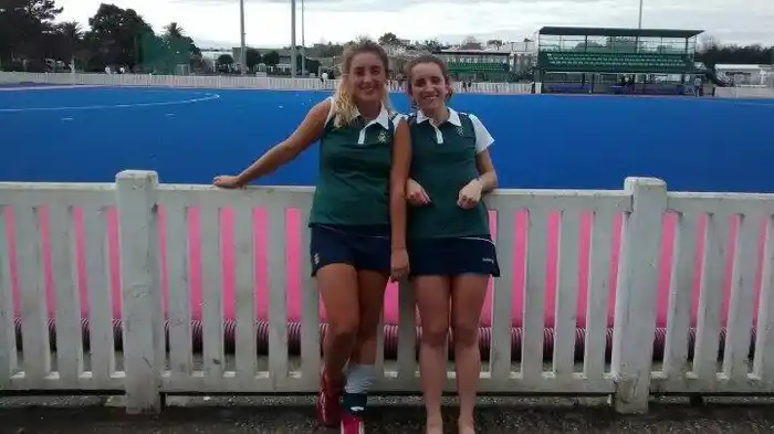 Agustina Alvarez y Victoria Cabut antes de debutar con la Real Sociedad de Tenis de Santander. 