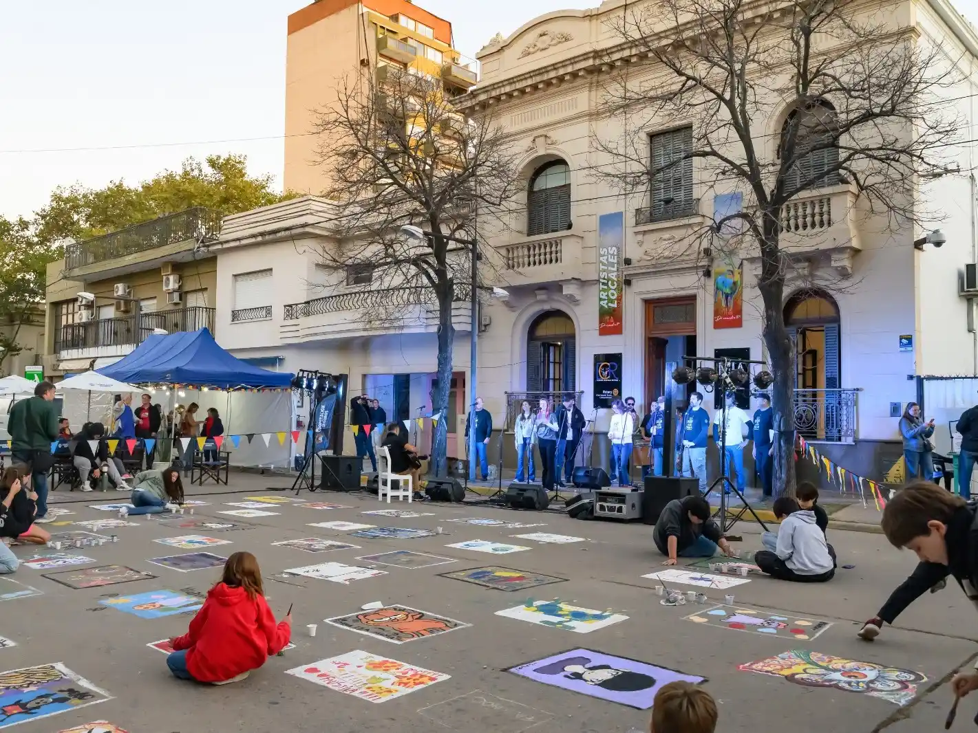 Los chicos trabajando sobre avenida Casey, frente a la sede del MIA. Foto: Gentileza