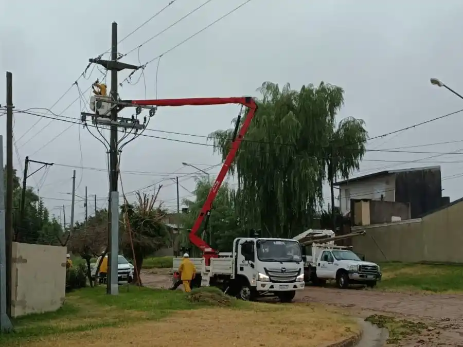 Un rayo provocó el corte de una línea de media tensión y dejó sin servicio a varias zonas