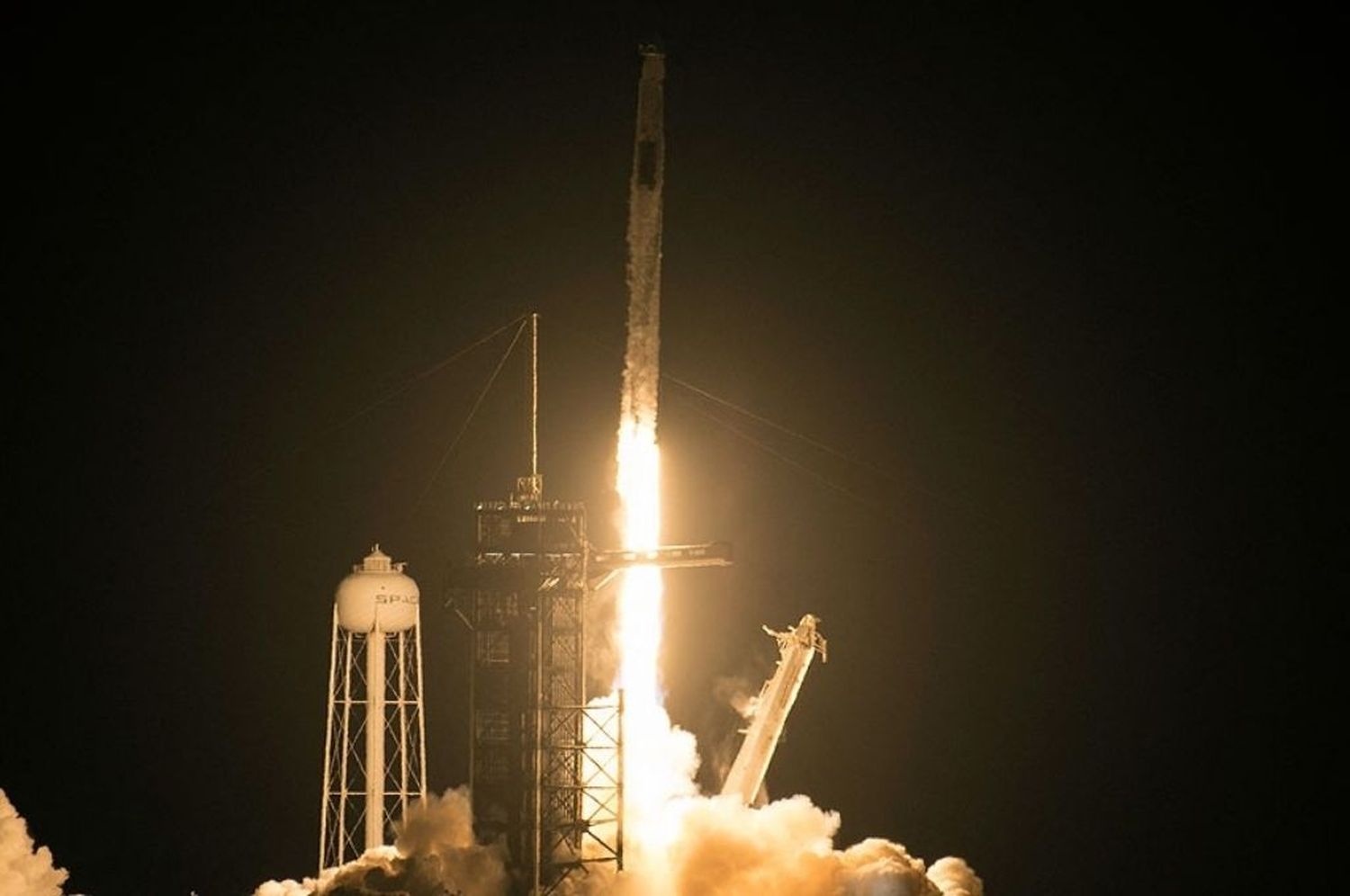 Despegó la tercera misión tripulada de Space X hacia la estación espacial