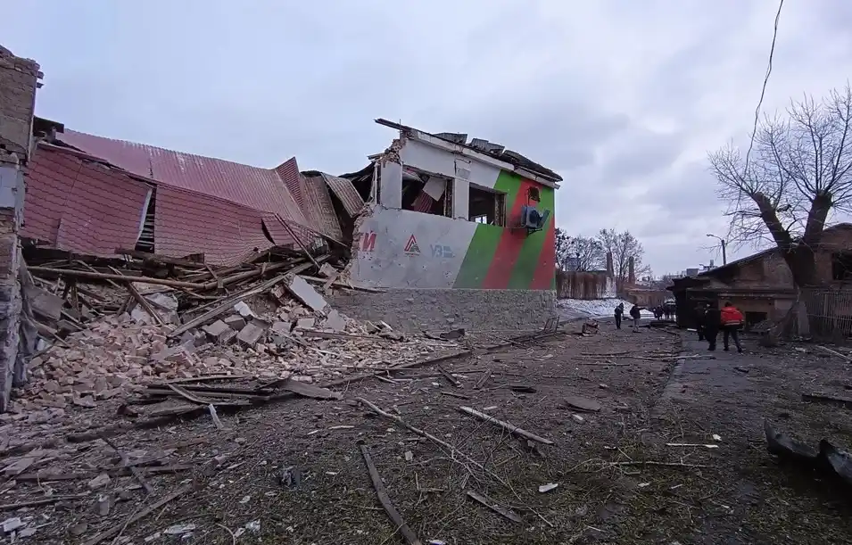 Un edificio dañado en los ataques con misiles de Rusia, en Kiev, Ucrania.