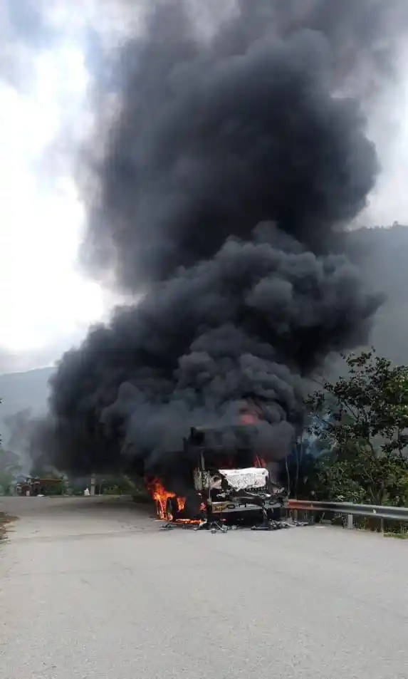 ¡Ataque terrorista! Violentos armados quemaron un camión en Antioquia