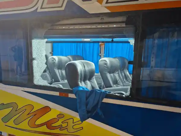 Detuvieron a un hombre que le arrojó piedras a un colectivo en Sorrento al 1200