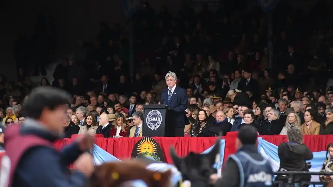 El presidente de la Rural habla frente a Milei.