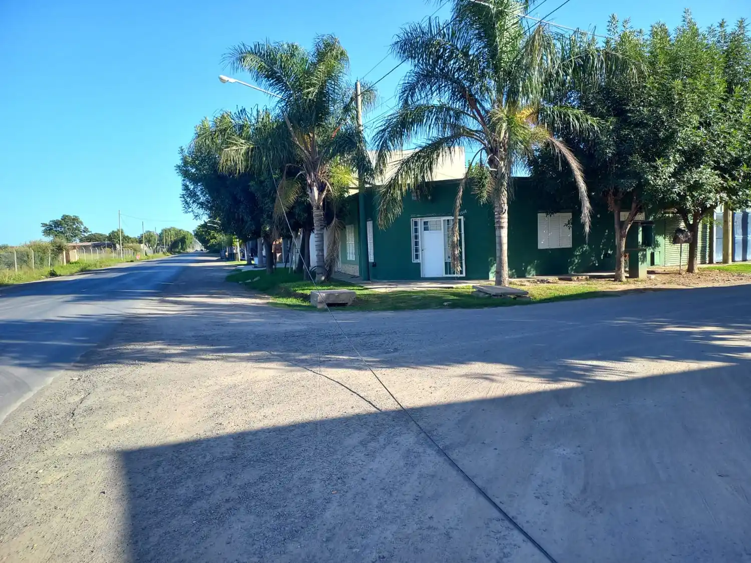 Cable colgando en Lucio Mansilla y Hermano Indio