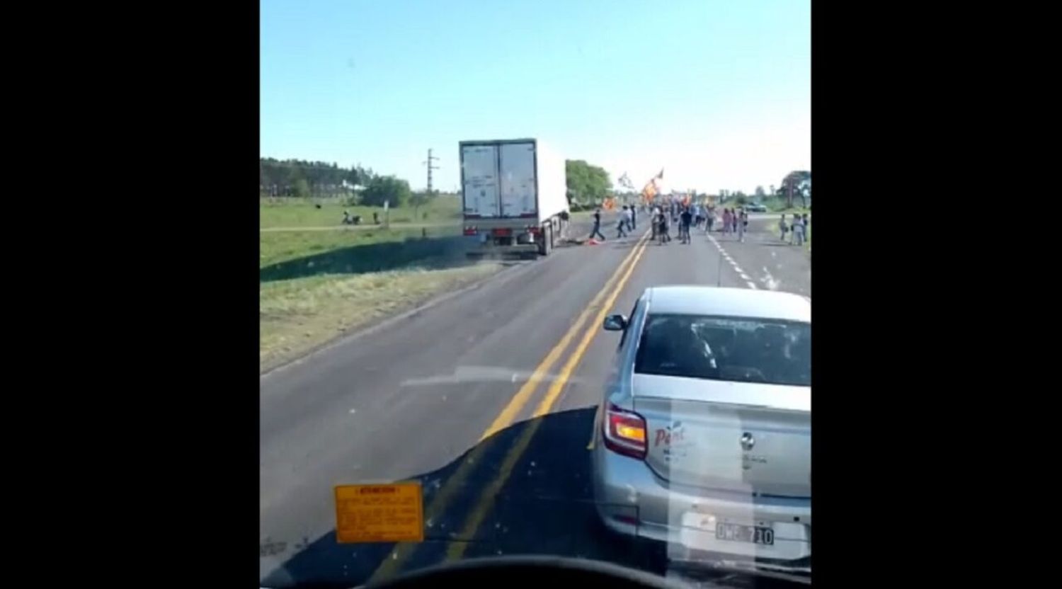 De locos: un camión atravesó a gran velocidad un piquete sobre la Ruta 11