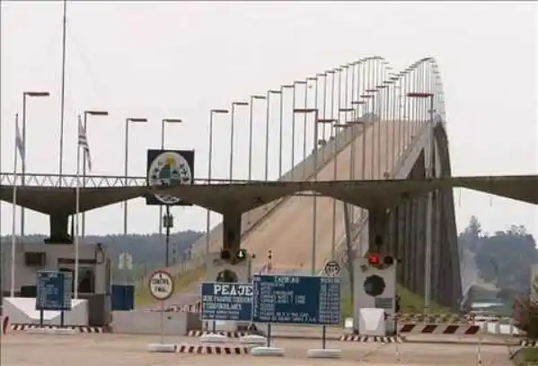 Elecciones en Uruguay: Eximen de peaje a votantes en puentes internacionales 