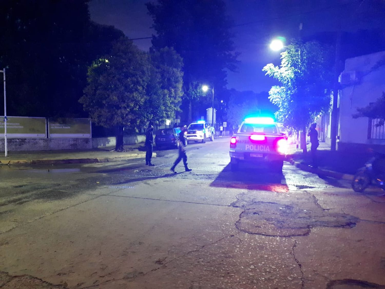 Conflicto en el 2 de Abril: un efectivo apuñalado y un detenido con prisión domiciliaria herido tras intervención policial