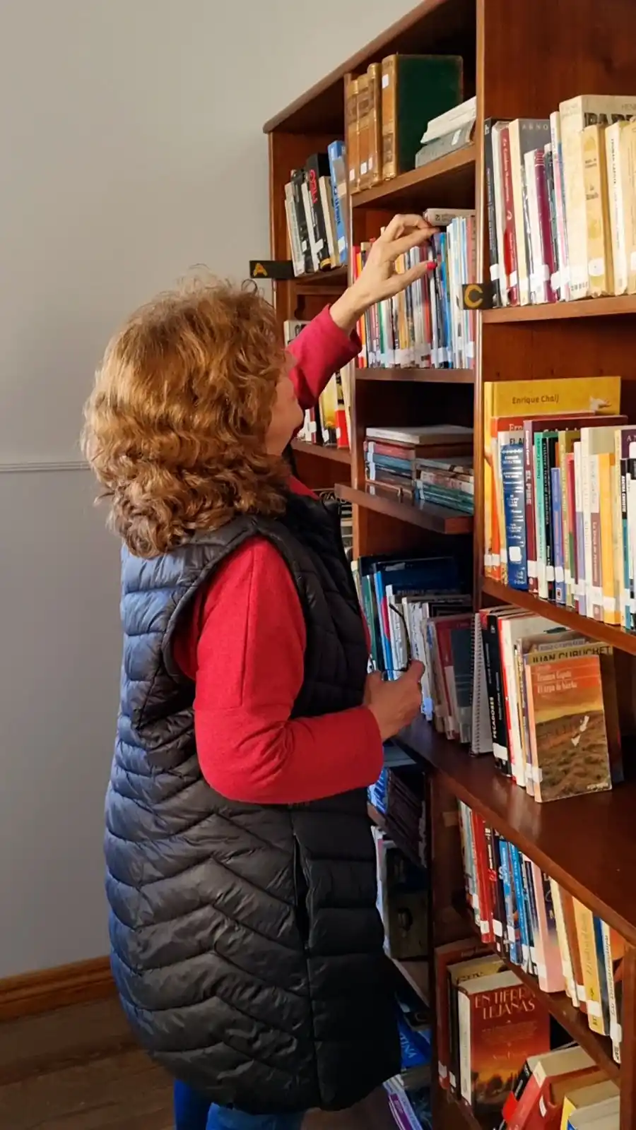 Adriana Goñi, titular de la Asociación, en la Biblioteca.