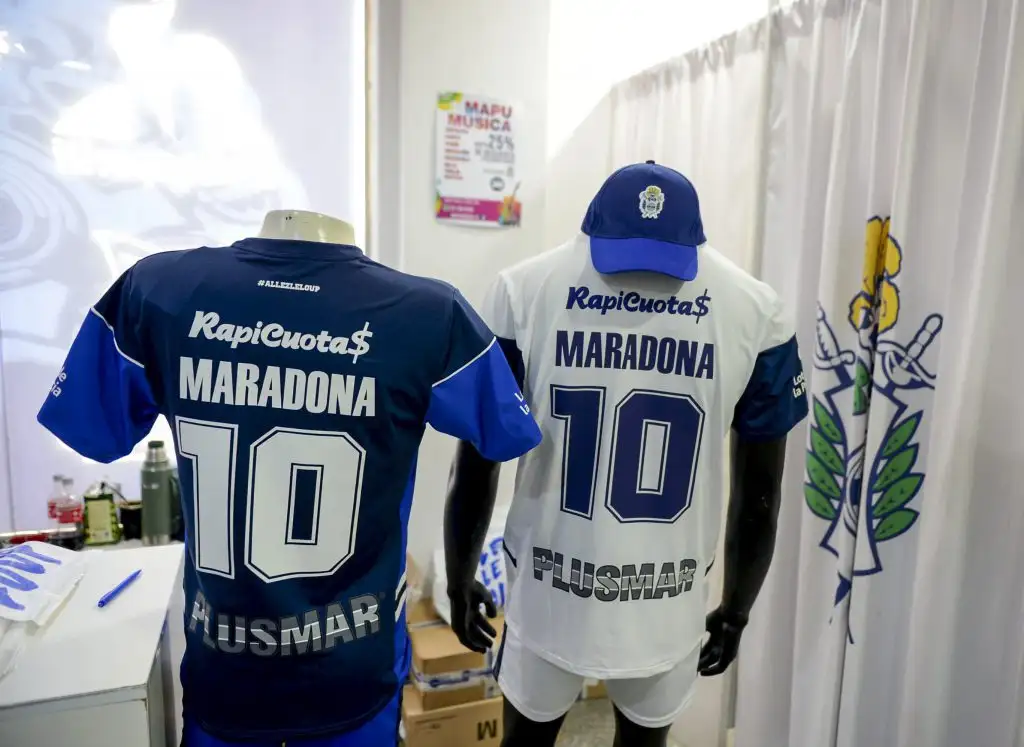 Gimnasia presenta a Maradona como DT