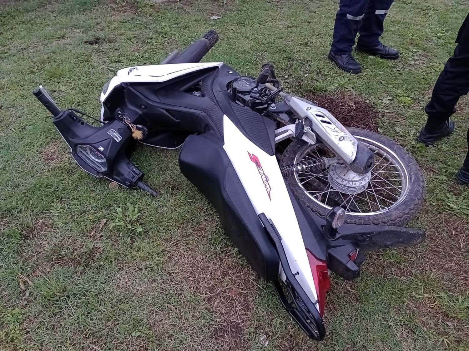 Motocicleta de la joven lesionada. Crédito: Bomberos de Venado Tuerto.