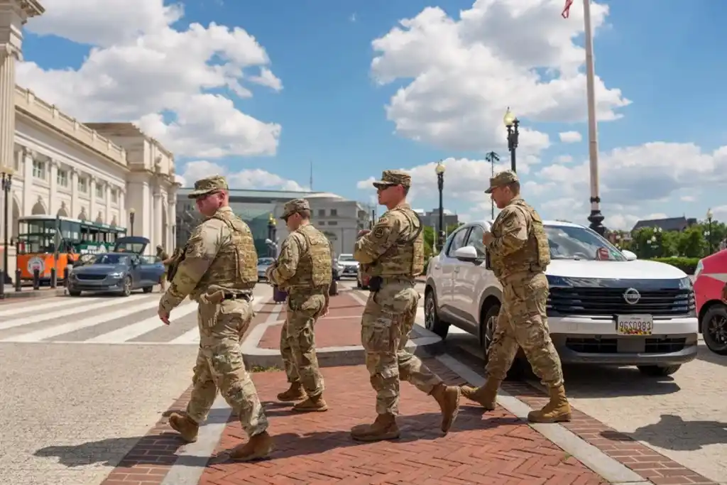 Miembros de la Guardia Nacional patrullan por Washington, DC, en una imagen de archivo. EFE