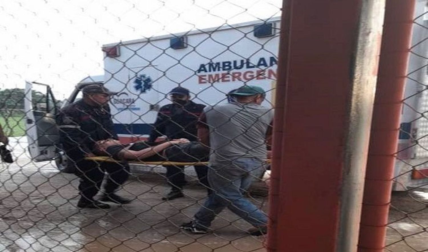¡NI QUE LOS PARTA UN RAYO! Jóvenes salen ilesos tras descarga eléctrica en Carabobo