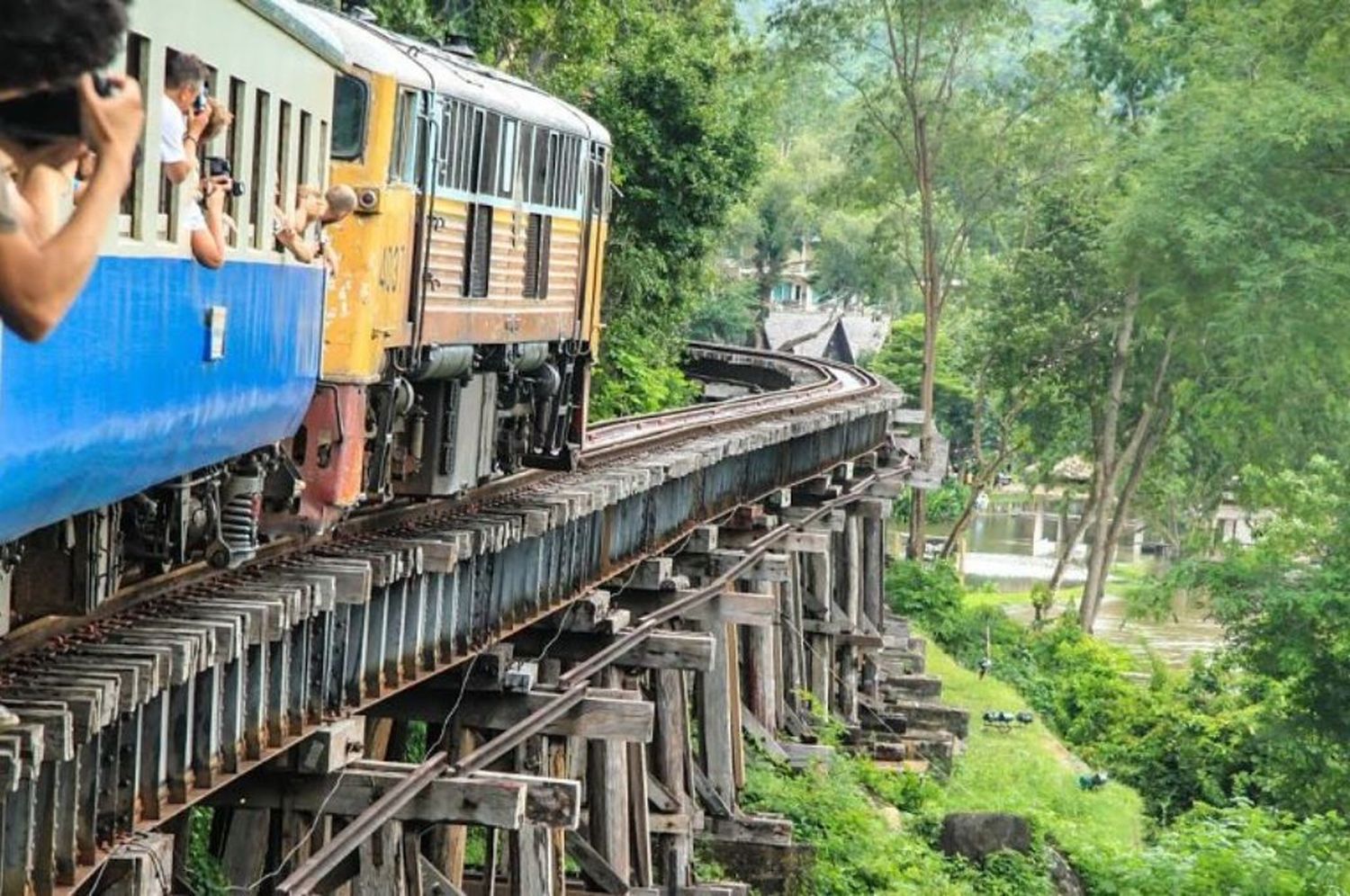 Tailandia: un turista quiso sacarse una selfie y murió al caer del “tren de la muerte”